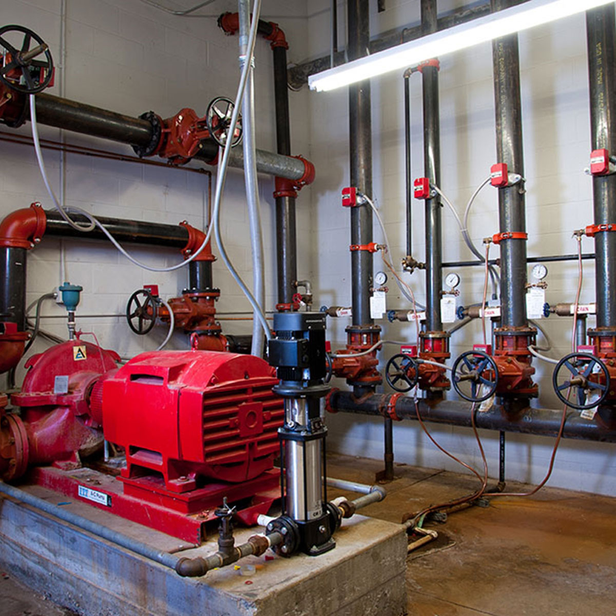Насосы противопожарного водопровода. Повысительная насосная станция 300 м3. Наружный пожарный водопровод. Насосы повысители для пожарного водопровода. Насосы противопожарного водопровода.